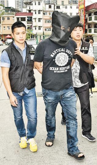 警方昨日將涉及元朗4宗便利店劫案、身形肥胖的賊人押返其馬田村寓所調查。(鍾炳然攝) 警方昨日將涉及元朗4宗便利店劫案、身形肥胖的賊人押返其馬田村寓所調查。(鍾炳然攝)