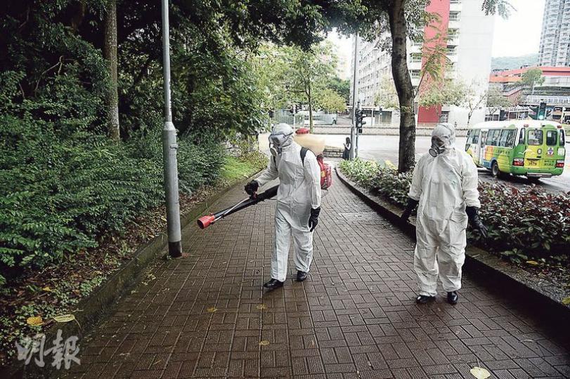 居於大埔的31歲女病人感染寨卡病毒,昨仍然留醫,食環署昨派員到其住所及病發後曾到過地點附近滅蚊、清理積水及除草。(林智傑攝) 居於大埔的31歲女病人感染寨卡病毒,昨仍然留醫,食環署昨派員到其住所及病發後曾到過地點附近滅蚊、清理積水及除草。(林智傑攝)