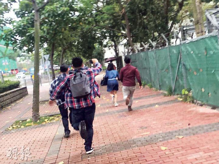 被告羅靖德(右一)離開法院前先戴上口罩,步出法院立即拔足狂奔,同行的女友人亦跟隨奔跑,二人為逃避傳媒拍攝狂奔了數百米。(曾駿豪攝) 被告羅靖德(右一)離開法院前先戴上口罩,步出法院立即拔足狂奔,同行的女友人亦跟隨奔跑,二人為逃避傳媒拍攝狂奔了數百米。(曾駿豪攝)