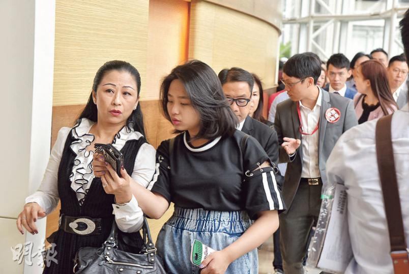 華懋九龍塘賢文禮士昨首輪開售96伙,全日售出82%單位;項目昨日下午開售前,荃灣如心廣場已聚集逾百名準買家和代理等候進入售樓處。(黃志東攝) 華懋九龍塘賢文禮士昨首輪開售96伙,全日售出82%單位;項目昨日下午開售前,荃灣如心廣場已聚集逾百名準買家和代理等候進入售樓處。(黃志東攝)