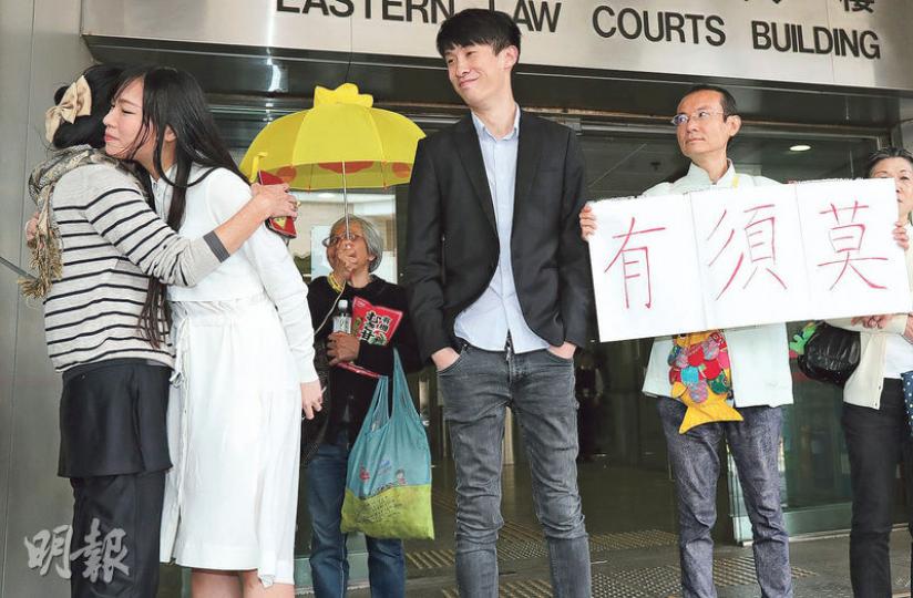 梁頌恆(前左三)及游蕙禎(前左二)昨獲立法會議員毛孟靜(前左一)及社民連主席吳文遠等人到庭聲援,毛孟靜更在庭外擁抱游以示支持。梁、游稱「為了捍衛香港」,他們「不會低頭」。(李紹昌攝) 梁頌恆(前左三)及游蕙禎(前左二)昨獲立法會議員毛孟靜(前左一)及社民連主席吳文遠等人到庭聲援,毛孟靜更在庭外擁抱游以示支持。梁、游稱「為了捍衛香港」,他們「不會低頭」。(李紹昌攝)