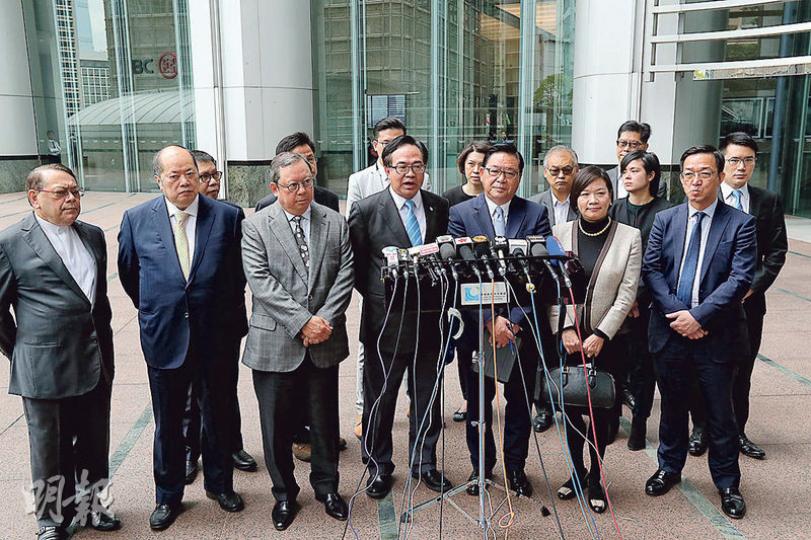 經民聯昨與候任特首林鄭月娥會面一個半小時,主席盧偉國(前排左四)會後表示,該黨稍後會向林太推薦加入下屆政府班子的人選。(李紹昌攝) 經民聯昨與候任特首林鄭月娥會面一個半小時,主席盧偉國(前排左四)會後表示,該黨稍後會向林太推薦加入下屆政府班子的人選。(李紹昌攝)