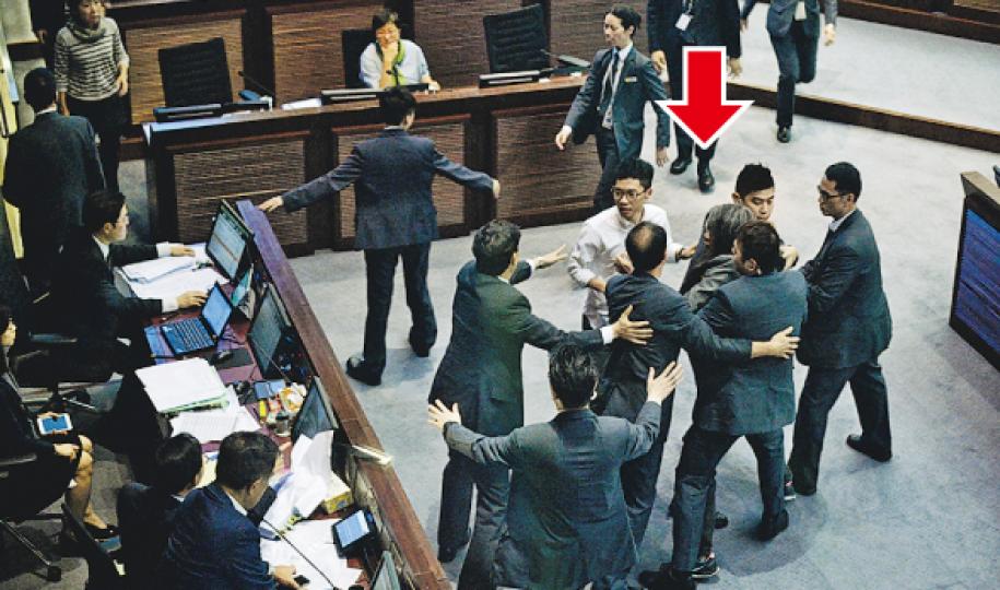 立法會財委會昨仍未表決迪士尼擴建撥款,社民連梁國雄(箭嘴示)因不滿主席陳健波裁決,一度衝往主席台理論,最終被保安驅趕離場。(蘇智鑫攝) 立法會財委會昨仍未表決迪士尼擴建撥款,社民連梁國雄(箭嘴示)因不滿主席陳健波裁決,一度衝往主席台理論,最終被保安驅趕離場。(蘇智鑫攝)