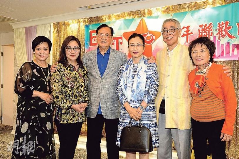 阿姐出席EYT 50歲生日聚會,開心跟森森、班班、蔡和平及余慕蓮等合照。(攝影﹕鍾偉茵)吳雨指以往EYT聚會只筵開10多圍,昨晚增至23圍,是一個里程碑。(攝影﹕鍾偉茵)拉姑讚霆鋒EQ高,作為媽咪定會支持兒子。(攝影﹕鍾偉茵) 阿姐出席EYT 50歲生日聚會,開心跟森森、班班、蔡和平及余慕蓮等合照。(攝影﹕鍾偉茵)吳雨指以往EYT聚會只筵開10多圍,昨晚增至23圍,是一個里程碑。(攝影﹕鍾偉茵)拉姑讚霆鋒EQ高,作為媽咪定會支持兒子。(攝影﹕鍾偉茵)