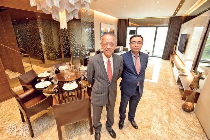 華懋銷售部總監吳崇武(左)表示,賢文禮士累售84伙,套現27億元,周三佛誕將推售18個單位。(楊柏賢攝) 華懋銷售部總監吳崇武(左)表示,賢文禮士累售84伙,套現27億元,周三佛誕將推售18個單位。(楊柏賢攝)