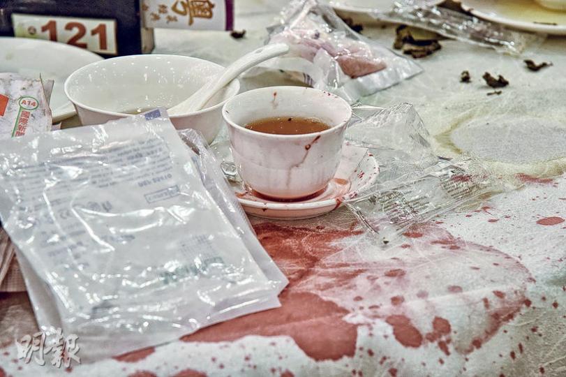 酒樓「爭位」打鬥案現場餐枱到處血迹斑斑,枱布及茶杯被鮮血染紅。(蔡方山攝)遭茶壺擊傷頭的被捕男茶客送院治理(圖),另一涉案男茶客被捕帶署扣查。(蔡方山攝)混亂中被推跌受傷的女茶客由救護車送院治理,未有大礙。(蔡方山攝) 酒樓「爭位」打鬥案現場餐枱到處血迹斑斑,枱布及茶杯被鮮血染紅。(蔡方山攝)遭茶壺擊傷頭的被捕男茶客送院治理(圖),另一涉案男茶客被捕帶署扣查。(蔡方山攝)混亂中被推跌受傷的女茶客由救護車送院治理,未有大礙。(蔡方山攝)