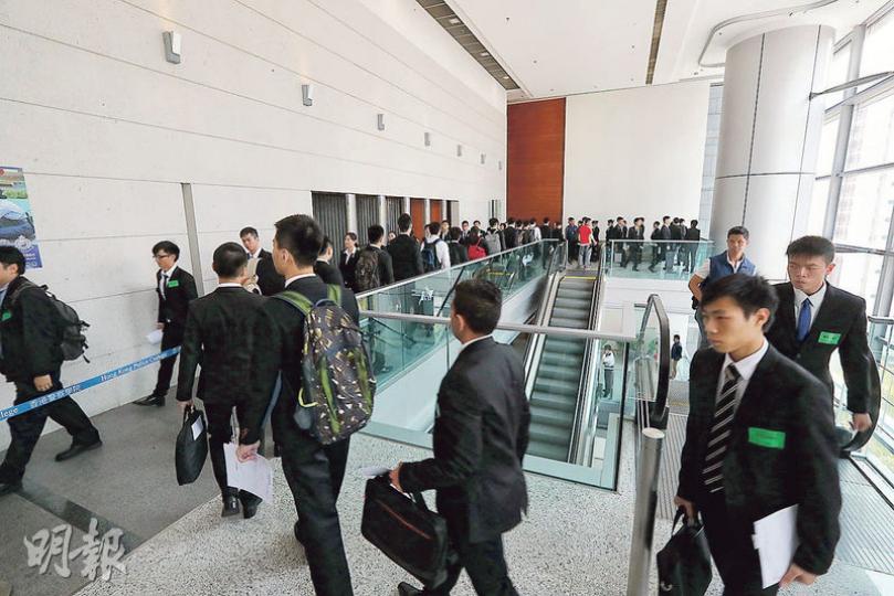 警方昨舉行春季招募日,有約2200宗申請,破歷年春季招募日紀錄。為縮短面試時間,應徵者現場交表格後即場接受初步遴選、筆試及小組面試。(李紹昌攝)願放棄法律課程的高先生,不理友人反對決意投考警隊,認為休班警員犯罪是個別事件及個人質素,若能加入警隊會「做好份工」,不會做犯罪警員。(李紹昌攝)略懂中文的巴基斯坦裔呂翼輝(Yasar Anjnm)希望投身警隊服務社會,特別想協助本港的少數族裔與警員溝通。(李紹昌攝) 警方昨舉行春季招募日,有約2200宗申請,破歷年春季招募日紀錄。為縮短面試時間,應徵者現場交表格後即場接受初步遴選、筆試及小組面試。(李紹昌攝)願放棄法律課程的高先生,不理友人反對決意投考警隊,認為休班警員犯罪是個別事件及個人質素,若能加入警隊會「做好份工」,不會做犯罪警員。(李紹昌攝)略懂中文的巴基斯坦裔呂翼輝(Yasar Anjnm)希望投身警隊服務社會,特別想協助本港的少數族裔與警員溝通。(李紹昌攝)