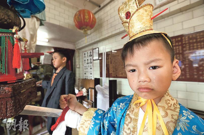 扮演電視劇《錦繡未央》角色李未央丈夫的男童興仔穿上「皇帝袍」後,因為太熱而「扭計」哭起來,但仍然十分專業地完成綵排。(李紹昌攝)長洲中興街街坊值理會將有兩台飄色,左邊以特首梁振英(下)及候任特首林鄭月娥(上)交接為主題;右邊則以古裝劇《錦繡未央》為主題,上為女主角李未央,下為其丈夫。(李紹昌攝) 扮演電視劇《錦繡未央》角色李未央丈夫的男童興仔穿上「皇帝袍」後,因為太熱而「扭計」哭起來,但仍然十分專業地完成綵排。(李紹昌攝)長洲中興街街坊值理會將有兩台飄色,左邊以特首梁振英(下)及候任特首林鄭月娥(上)交接為主題;右邊則以古裝劇《錦繡未央》為主題,上為女主角李未央,下為其丈夫。(李紹昌攝)