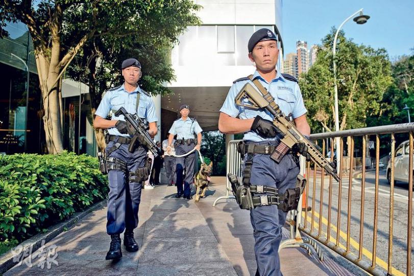 反恐特勤隊隊員首次持新配置的SIG 516 CQB半自動步槍(右)在街上巡邏,有熟悉槍械的資深警員表示,該步槍是在執勤時「首次亮相」,其功能與反恐特勤隊一向使用的MP5A3衝鋒槍(左)性能相若,適合中短距離使用,多個國家亦有購置供軍隊或特警使用。他指出,警方不時檢視及更新各部隊的裝備,相信警方購置前曾參考其他國家的使用情况。(鍾林枝攝)印尼總統佐科維多多昨傍晚於亞博出席活動後,飛虎隊及要員保護組等多個部門組成車隊,護送他前往下榻的金鐘港麗酒店。車隊由警方電單車及私家車開路,爆炸品處理課的防爆專車 反恐特勤隊隊員首次持新配置的SIG 516 CQB半自動步槍(右)在街上巡邏,有熟悉槍械的資深警員表示,該步槍是在執勤時「首次亮相」,其功能與反恐特勤隊一向使用的MP5A3衝鋒槍(左)性能相若,適合中短距離使用,多個國家亦有購置供軍隊或特警使用。他指出,警方不時檢視及更新各部隊的裝備,相信警方購置前曾參考其他國家的使用情况。(鍾林枝攝)印尼總統佐科維多多昨傍晚於亞博出席活動後,飛虎隊及要員保護組等多個部門組成車隊,護送他前往下榻的金鐘港麗酒店。車隊由警方電單車及私家車開路,爆炸品處理課的防爆專車
