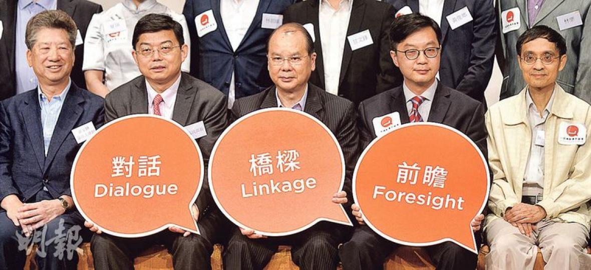 前日發表「無法繼續兩制」論的中聯辦法律部長王振民(左二),昨稱國家從沒有計劃將香港「內地化」,又形容一國兩制是解決香港社會問題的「鑰匙」。左起為民主思路召集人湯家驊、王振民、政務司長張建宗、一國兩制青年論壇召集人何建宗和基本法委員會委員陳弘毅。(蘇智鑫攝) 前日發表「無法繼續兩制」論的中聯辦法律部長王振民(左二),昨稱國家從沒有計劃將香港「內地化」,又形容一國兩制是解決香港社會問題的「鑰匙」。左起為民主思路召集人湯家驊、王振民、政務司長張建宗、一國兩制青年論壇召集人何建宗和基本法委員會委員陳弘毅。(蘇智鑫攝)