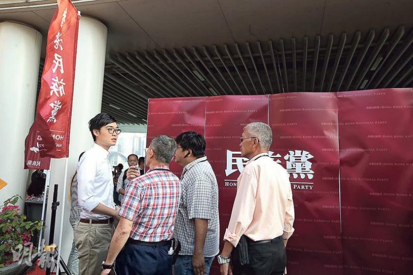 香港民族黨昨日在尖沙嘴文化中心外舉行地區演講,但未有向康文署申請,在場康文署職員(背向鏡頭者)與民族黨召集人陳浩天(左一)交涉,指他們違反多條條例,更一度報警處理。民族黨未有理會,活動最終延遲近一小時舉行,多名康文署職員及保安一直在旁監視但未有阻止。(曾憲宗攝) 香港民族黨昨日在尖沙嘴文化中心外舉行地區演講,但未有向康文署申請,在場康文署職員(背向鏡頭者)與民族黨召集人陳浩天(左一)交涉,指他們違反多條條例,更一度報警處理。民族黨未有理會,活動最終延遲近一小時舉行,多名康文署職員及保安一直在旁監視但未有阻止。(曾憲宗攝)