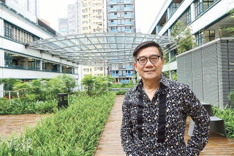 中大建築文化遺產研究中心將「結業」,總監何培斌稱,其身處的元創方前身先後用作中央書院校舍及前荷李活道已婚警察宿舍,中心早年擔任文物顧問,他當時建議向公眾展示由中央書院發掘出的地基遺蹟。(岑詠欣攝) 中大建築文化遺產研究中心將「結業」,總監何培斌稱,其身處的元創方前身先後用作中央書院校舍及前荷李活道已婚警察宿舍,中心早年擔任文物顧問,他當時建議向公眾展示由中央書院發掘出的地基遺蹟。(岑詠欣攝)