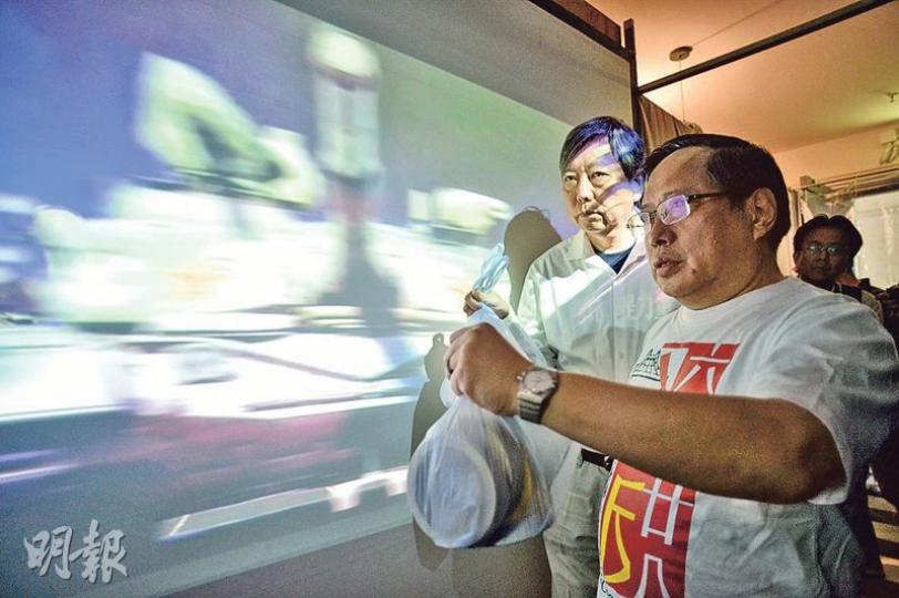 支聯會主席何俊仁(右)、秘書長李卓人(左)昨日介紹位於石硤尾賽馬會創意藝術中心的六四紀念館專題展,他們示範手持白膠袋,站在播放移動坦克車片段的熒幕前,模仿當年王維林擋坦克的裝扮,希望參觀者思考六四與自身的關係,包括會否如王維林般以身擋坦克。(蘇智鑫攝)支聯會今次展覽設立4個場景,3個與當年六四有關,每個場景都有二維碼,如在模擬天安門廣場學生留守一幕,參觀者掃描帳篷上的二維碼後,便可了解相關六四資料。(蘇智鑫攝)第二個場景中設置一張尼龍牀,牆上有一支鹽水,參觀者可坐下或躺下,感受當年絕食學生的情况 支聯會主席何俊仁(右)、秘書長李卓人(左)昨日介紹位於石硤尾賽馬會創意藝術中心的六四紀念館專題展,他們示範手持白膠袋,站在播放移動坦克車片段的熒幕前,模仿當年王維林擋坦克的裝扮,希望參觀者思考六四與自身的關係,包括會否如王維林般以身擋坦克。(蘇智鑫攝)支聯會今次展覽設立4個場景,3個與當年六四有關,每個場景都有二維碼,如在模擬天安門廣場學生留守一幕,參觀者掃描帳篷上的二維碼後,便可了解相關六四資料。(蘇智鑫攝)第二個場景中設置一張尼龍牀,牆上有一支鹽水,參觀者可坐下或躺下,感受當年絕食學生的情况