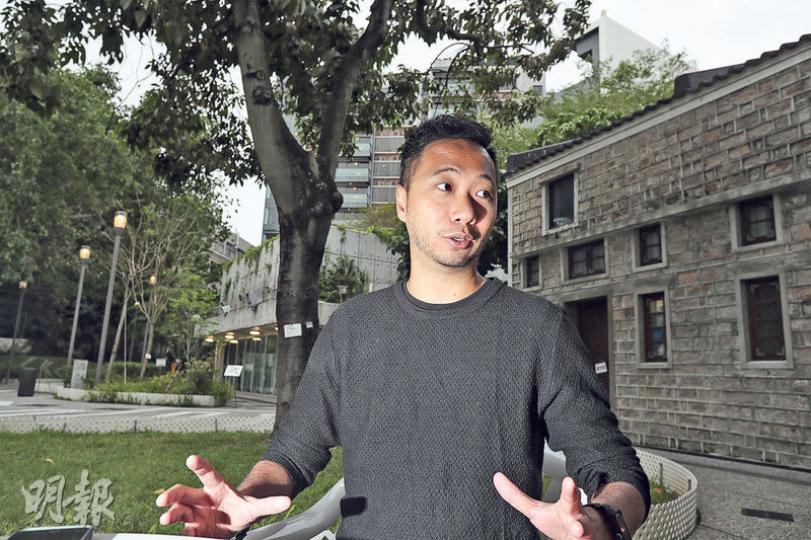 當下社會黃絲、藍絲對立,但曾健超表示,獄中並非以政治立場分野,「你是警察的敵人,你的出現令(犯法的)警察要承擔罪責,為他們(犯人)『出了一口氣』,他們(犯人)覺得我是朋友。可能他們(犯人)是黑社會、蠱惑仔」。(李紹昌攝) 當下社會黃絲、藍絲對立,但曾健超表示,獄中並非以政治立場分野,「你是警察的敵人,你的出現令(犯法的)警察要承擔罪責,為他們(犯人)『出了一口氣』,他們(犯人)覺得我是朋友。可能他們(犯人)是黑社會、蠱惑仔」。(李紹昌攝)