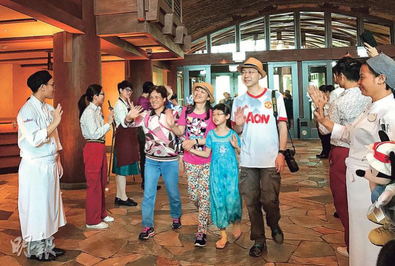 住過香港迪士尼樂園酒店和迪士尼好萊塢酒店的港人林太(紅衣)說,早在兩三個月前訂房,認為新酒店環境不俗,「好像到泰國度假的感覺」,但稱房間較另外兩間酒店小。(植敏欣攝)專程由日本來港的旅客Saori Sugita(右)和Shiho Samurai(左)說,來過香港迪士尼多次,亦到過東京迪士尼住酒店,稱新酒店空間較東京迪士尼酒店大,亦沒有很多人。(植敏欣攝)來自江蘇的曹太(左)說,今次特意帶兒子(右)來港驗眼和試住新酒店,預訂的3人房包早餐,每晚房價約3000多元人民幣,認為價錢還可以。(植敏欣攝) 住過香港迪士尼樂園酒店和迪士尼好萊塢酒店的港人林太(紅衣)說,早在兩三個月前訂房,認為新酒店環境不俗,「好像到泰國度假的感覺」,但稱房間較另外兩間酒店小。(植敏欣攝)專程由日本來港的旅客Saori Sugita(右)和Shiho Samurai(左)說,來過香港迪士尼多次,亦到過東京迪士尼住酒店,稱新酒店空間較東京迪士尼酒店大,亦沒有很多人。(植敏欣攝)來自江蘇的曹太(左)說,今次特意帶兒子(右)來港驗眼和試住新酒店,預訂的3人房包早餐,每晚房價約3000多元人民幣,認為價錢還可以。(植敏欣攝)
