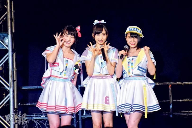三人表示未有信心入圍總選。(攝影﹕梁迺楠)AKB48小分隊Team 8成員岡部麟、小栗有以和山田菜菜美來港舉行粉絲見面會,又唱又跳,落力演出。(攝影﹕梁迺楠)山田菜菜美抬起頭部,以鼻和唇托着5支筆和一架模型巴士,引台下拍手歡呼。(攝影﹕梁迺楠) 三人表示未有信心入圍總選。(攝影﹕梁迺楠)AKB48小分隊Team 8成員岡部麟、小栗有以和山田菜菜美來港舉行粉絲見面會,又唱又跳,落力演出。(攝影﹕梁迺楠)山田菜菜美抬起頭部,以鼻和唇托着5支筆和一架模型巴士,引台下拍手歡呼。(攝影﹕梁迺楠)