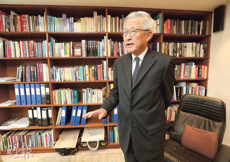 終院前首席法官李國能接受本報專訪,憶述1968年以《遠東經濟評論》實習記者身分,到赤柱監獄訪問曾德成等年輕左派囚犯的經歷。(李紹昌攝) 終院前首席法官李國能接受本報專訪,憶述1968年以《遠東經濟評論》實習記者身分,到赤柱監獄訪問曾德成等年輕左派囚犯的經歷。(李紹昌攝)