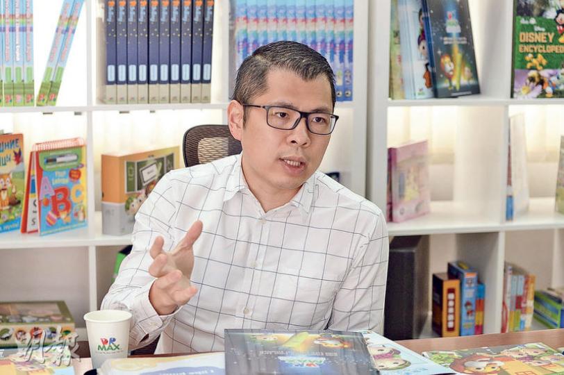 DR-Max創辦人兼董事總經理盧英傑坦言,女兒小時候對英文抗拒,令他決心找英文老師編製適合本地小朋友的英文教材,最終女兒亦喜歡上學習英文,她的學習片段亦成為了公司的宣傳片。(楊柏賢攝) DR-Max創辦人兼董事總經理盧英傑坦言,女兒小時候對英文抗拒,令他決心找英文老師編製適合本地小朋友的英文教材,最終女兒亦喜歡上學習英文,她的學習片段亦成為了公司的宣傳片。(楊柏賢攝)