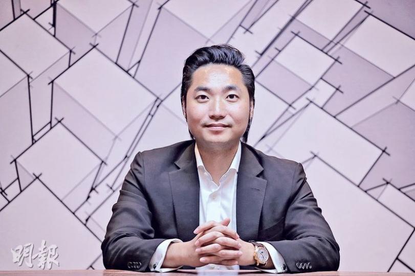 貴為京基集團太子爺,陳家荣坦言「無父親都無今日的自己」,但就認為自己並非單靠「父幹」,「別人最終認可你是基於你的能力,而非你的父親,最終都要靠自己。」(曾憲宗攝) 貴為京基集團太子爺,陳家荣坦言「無父親都無今日的自己」,但就認為自己並非單靠「父幹」,「別人最終認可你是基於你的能力,而非你的父親,最終都要靠自己。」(曾憲宗攝)