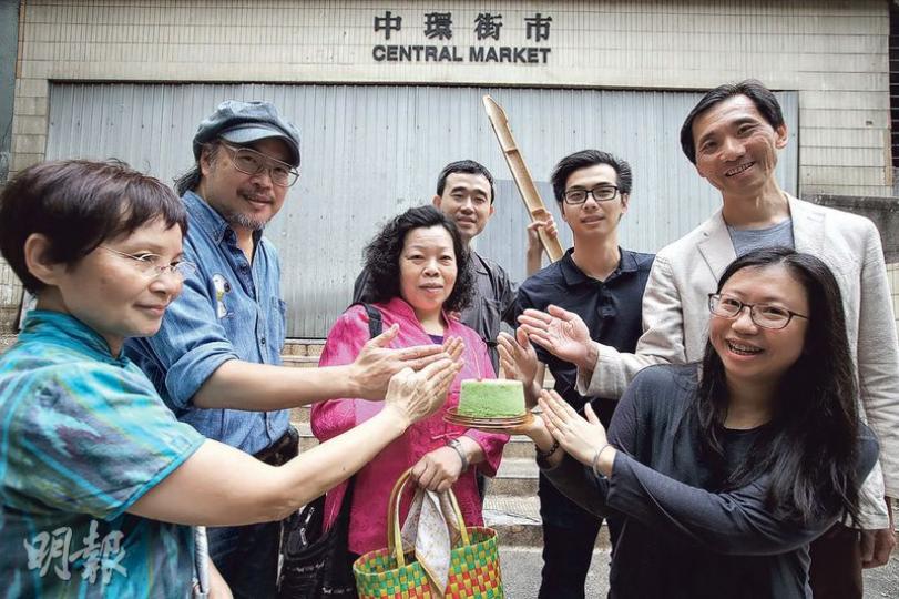 中環街市關注組數名成員與立法會議員姚松炎(後排右一)昨慶祝中環街市「生日」,要求市建局在不影響街市原有佈局和結構下復修。(曾憲宗攝) 中環街市關注組數名成員與立法會議員姚松炎(後排右一)昨慶祝中環街市「生日」,要求市建局在不影響街市原有佈局和結構下復修。(曾憲宗攝)