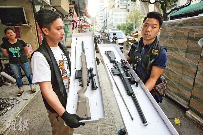 探員在被捕青年家中檢獲兩支裝有遠距離瞄準器的長氣槍,將交專家檢驗,以確定有否經違法改裝,以及是否超出2焦耳法定威力。(伍浦鋒攝)涉案青年由探員押返警署。(伍浦鋒攝) 探員在被捕青年家中檢獲兩支裝有遠距離瞄準器的長氣槍,將交專家檢驗,以確定有否經違法改裝,以及是否超出2焦耳法定威力。(伍浦鋒攝)涉案青年由探員押返警署。(伍浦鋒攝)