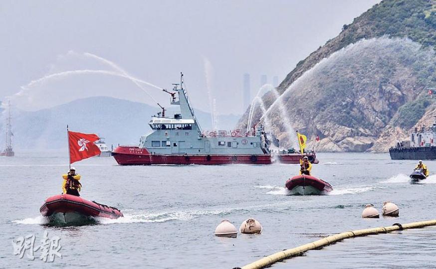 「海空拯救匯演」模擬有兩艘船相撞冒煙,派出消防船射水,又出動兩艘有區旗及康文署旗幟嘅救生快艇模擬將遇溺者救出。(馮凱鍵攝)飛行服務隊派出直升機到模擬出事位置上空,由救援人員接走傷勢較重嘅傷者,再送往醫院。(馮凱鍵攝) 「海空拯救匯演」模擬有兩艘船相撞冒煙,派出消防船射水,又出動兩艘有區旗及康文署旗幟嘅救生快艇模擬將遇溺者救出。(馮凱鍵攝)飛行服務隊派出直升機到模擬出事位置上空,由救援人員接走傷勢較重嘅傷者,再送往醫院。(馮凱鍵攝)