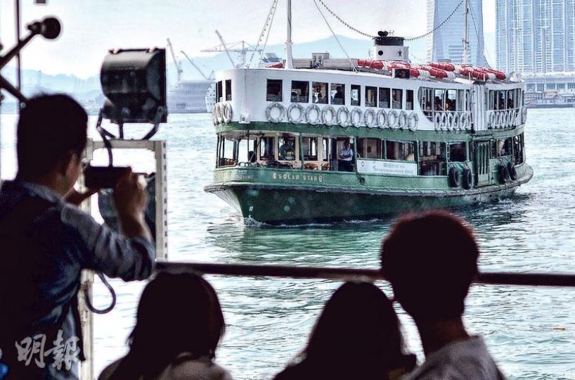 行會上月批准天星小輪「中環至尖沙嘴」和「灣仔至尖沙嘴」兩條渡輪航線加價,平均加幅為8.9%,今年7月15日生效。不過,天星小輪事務經理梁瑞堅接受港台訪問時表示,因油價上升及要加薪挽留人手,今年底擬再向政府申請加價。(馮凱鍵攝) 行會上月批准天星小輪「中環至尖沙嘴」和「灣仔至尖沙嘴」兩條渡輪航線加價,平均加幅為8.9%,今年7月15日生效。不過,天星小輪事務經理梁瑞堅接受港台訪問時表示,因油價上升及要加薪挽留人手,今年底擬再向政府申請加價。(馮凱鍵攝)