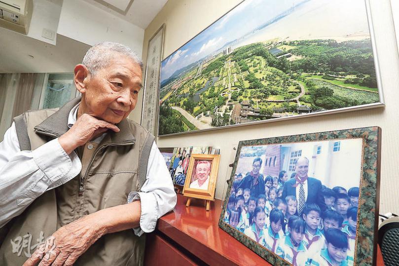 前新華社香港分社統戰部長何銘思(圖)認為,左派在六七暴動中,違反了已故中國總理周恩來及長期負責港澳事務的領導人廖承志(圖中木相框照片中人)「長期打算,充分利用」的政策。(李紹昌攝) 前新華社香港分社統戰部長何銘思(圖)認為,左派在六七暴動中,違反了已故中國總理周恩來及長期負責港澳事務的領導人廖承志(圖中木相框照片中人)「長期打算,充分利用」的政策。(李紹昌攝)