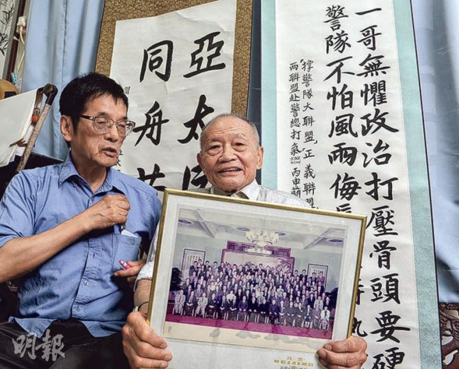 郭慶鎏(右)在六七暴動期間擔任港九油漆業總工會副理事長,當年他與其他工會成員製造「菠蘿」。郭說,前國家主席江澤民剛上任時,他曾以工聯會建造業界代表身分,到北京人民大會堂與江見面,慶祝十一國慶(圖中相片)。左為同工會的陳炳基,當年擔任「戰鬥隊」主力,參與放炸彈。(劉焌陶攝) 郭慶鎏(右)在六七暴動期間擔任港九油漆業總工會副理事長,當年他與其他工會成員製造「菠蘿」。郭說,前國家主席江澤民剛上任時,他曾以工聯會建造業界代表身分,到北京人民大會堂與江見面,慶祝十一國慶(圖中相片)。左為同工會的陳炳基,當年擔任「戰鬥隊」主力,參與放炸彈。(劉焌陶攝)