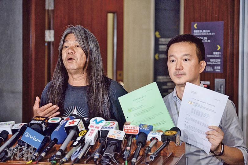 人民力量陳志全(右)在財委會審議亞投行撥款時,指出政府文件中字句有錯,要求政府撤回,主席陳健波接受政府即席修改,引發泛民不滿,社民連梁國雄(左)提出中止待續議案,發言時更指政府官員是「Dickhead」,被陳健波驅逐。(鍾林枝攝) 人民力量陳志全(右)在財委會審議亞投行撥款時,指出政府文件中字句有錯,要求政府撤回,主席陳健波接受政府即席修改,引發泛民不滿,社民連梁國雄(左)提出中止待續議案,發言時更指政府官員是「Dickhead」,被陳健波驅逐。(鍾林枝攝)