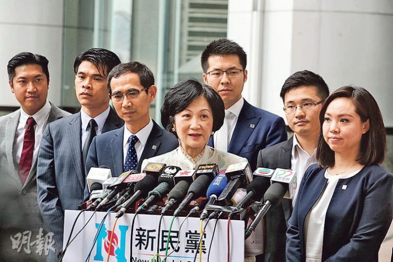 新民黨主席葉劉淑儀(中)昨聯同黨友與候任特首林鄭月娥會面,曾表明不會加入新政府班子的葉太,昨會後稱黨員普遍支持她重返行政會議,自己會否再入行會,交由林太決定。(李紹昌攝) 新民黨主席葉劉淑儀(中)昨聯同黨友與候任特首林鄭月娥會面,曾表明不會加入新政府班子的葉太,昨會後稱黨員普遍支持她重返行政會議,自己會否再入行會,交由林太決定。(李紹昌攝)