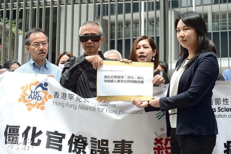 香港罕見疾病聯盟及香港結節性硬化症協會昨日到政府總部請願,批評貴價的罕有病藥費不獲資助,有爭取資助的病人最近更離世。香港罕見疾病聯盟主席曾建平(前左二)昨向食衛局代表(前右一)遞信,要求政府資助罕有病人用藥。(鍾林枝攝) 香港罕見疾病聯盟及香港結節性硬化症協會昨日到政府總部請願,批評貴價的罕有病藥費不獲資助,有爭取資助的病人最近更離世。香港罕見疾病聯盟主席曾建平(前左二)昨向食衛局代表(前右一)遞信,要求政府資助罕有病人用藥。(鍾林枝攝)