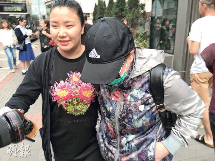 首被告鄭如蓮(戴帽者)昨在庭上聽到事主談及被拉扯內褲的經過,一度在庭上輕聲冷笑。(黃文雋攝)次被告李貴萍(右)被指擅自拿走事主的信用卡簽帳,更在事主要求取消時反斥:「你係咪有老人癡呆?咪話咗唔可以取消囉!」(黃文雋攝) 首被告鄭如蓮(戴帽者)昨在庭上聽到事主談及被拉扯內褲的經過,一度在庭上輕聲冷笑。(黃文雋攝)次被告李貴萍(右)被指擅自拿走事主的信用卡簽帳,更在事主要求取消時反斥:「你係咪有老人癡呆?咪話咗唔可以取消囉!」(黃文雋攝)
