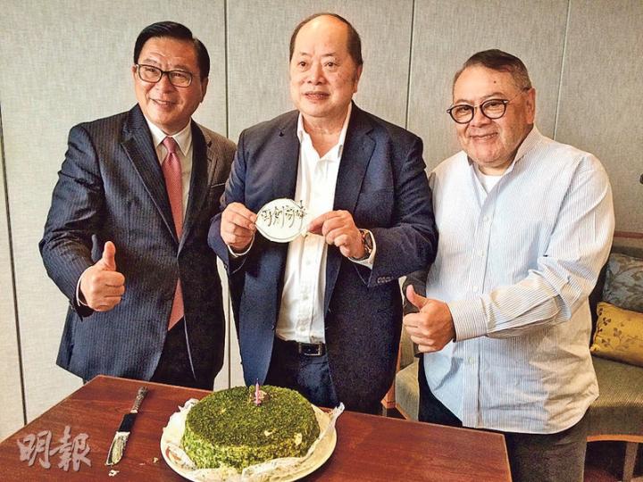 經民聯立法會議員林健鋒(左)、石禮謙(右)等幫張華峰(中)賀壽,生日蛋糕朱古力牌寫上「再創高峰」,啱晒金融服務界「肥老闆」嘅心意。黨友梁美芬要開會早走食唔到蛋糕,而梁君彥就出咗埠。(黃振豪攝) 經民聯立法會議員林健鋒(左)、石禮謙(右)等幫張華峰(中)賀壽,生日蛋糕朱古力牌寫上「再創高峰」,啱晒金融服務界「肥老闆」嘅心意。黨友梁美芬要開會早走食唔到蛋糕,而梁君彥就出咗埠。(黃振豪攝)