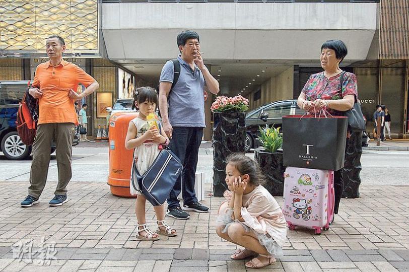一連3日的內地五一假期有49萬內地客來港,較去年升3.7%,但旅客消費模式有變,未必再集中購買奢侈品。(楊柏賢攝) 一連3日的內地五一假期有49萬內地客來港,較去年升3.7%,但旅客消費模式有變,未必再集中購買奢侈品。(楊柏賢攝)