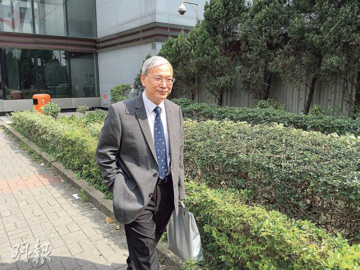 急症室醫生李志坤上周五缺席審訊，被裁判官發令拘捕，他昨解釋當日是着警員兩日後再拿醫療報告時才簽證人傳票，認為事件是誤會。（黃文雋攝）