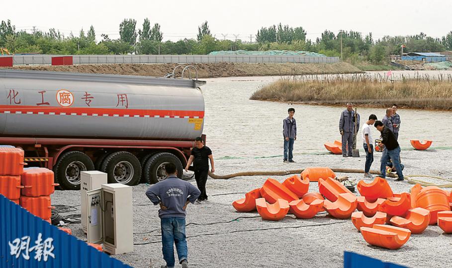 環保部門人員正將車內裝的鹼性溶液注入滲坑內,以中和酸性污水。(明報記者攝)天津靜海區唐官屯鎮佟家莊村面積達15萬平方米的滲坑,已被官方用鋼板圍住以作治理。圖中可見坑水呈紅色。(明報記者攝)位於靜海區良王莊鄉於家堡村的一達電鍍廠, 門外貼有停工告示。不過有當地村民稱,電鍍廠會在晚上偷偷生產。(明報記者攝) 環保部門人員正將車內裝的鹼性溶液注入滲坑內,以中和酸性污水。(明報記者攝)天津靜海區唐官屯鎮佟家莊村面積達15萬平方米的滲坑,已被官方用鋼板圍住以作治理。圖中可見坑水呈紅色。(明報記者攝)位於靜海區良王莊鄉於家堡村的一達電鍍廠, 門外貼有停工告示。不過有當地村民稱,電鍍廠會在晚上偷偷生產。(明報記者攝)