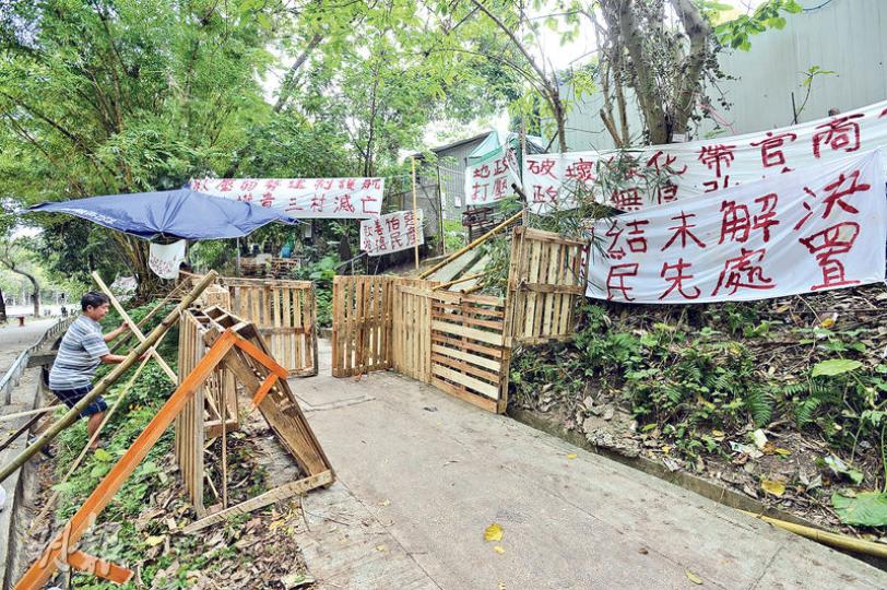 村民於鳳池村的主要出入口放置卡板搭建的路障,又預告會在村中佈置更多路障及紮帳篷駐守,阻擋地政人員入村。有村民說,守村行動主要是向政府展現他們不遷不拆的決心。(楊柏賢攝)橫洲鳳池、永寧和楊屋新村3村的村民,指控地政人員日前「偷步」張貼收地告示,他們昨日一同把收地告示撕毁,並決意展開24小時守村行動,以阻擋地政人員再入村。(楊柏賢攝)75歲的黃伯在鳳池村居住70年,本擬偕妻在村中安享晚年,未料要手執鐵槌搭建路障護村。他擔心村內年輕人與政府對抗會影響前途,故決意走在前線。若家園失守,他考慮搬到兒子家同 村民於鳳池村的主要出入口放置卡板搭建的路障,又預告會在村中佈置更多路障及紮帳篷駐守,阻擋地政人員入村。有村民說,守村行動主要是向政府展現他們不遷不拆的決心。(楊柏賢攝)橫洲鳳池、永寧和楊屋新村3村的村民,指控地政人員日前「偷步」張貼收地告示,他們昨日一同把收地告示撕毁,並決意展開24小時守村行動,以阻擋地政人員再入村。(楊柏賢攝)75歲的黃伯在鳳池村居住70年,本擬偕妻在村中安享晚年,未料要手執鐵槌搭建路障護村。他擔心村內年輕人與政府對抗會影響前途,故決意走在前線。若家園失守,他考慮搬到兒子家同