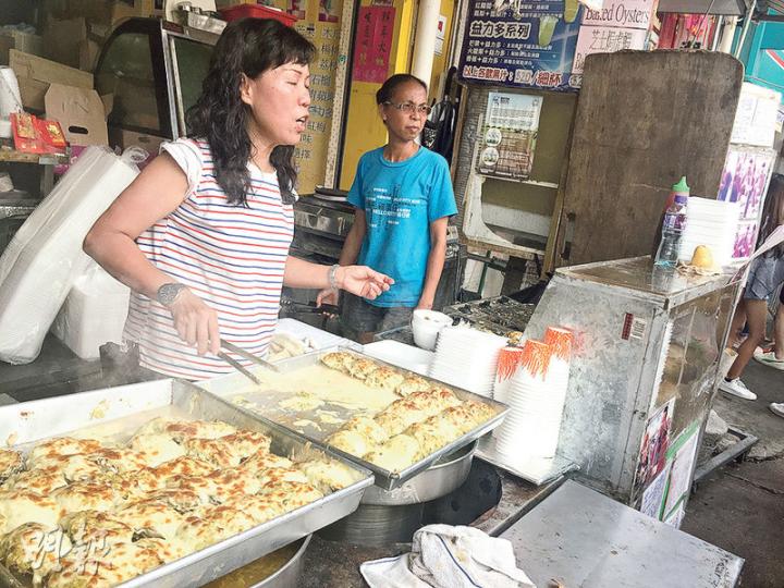 小食店東主表示,對長洲人而言蠔是齋類食品,昨日銷售的焗蠔銷情極佳。(凌沛恩攝) 小食店東主表示,對長洲人而言蠔是齋類食品,昨日銷售的焗蠔銷情極佳。(凌沛恩攝)