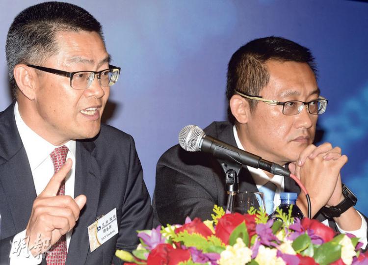 交銀國際董事長譚岳衡(左)數次強調,公司是一家「香港本土公司」,不同於已經上市的內地中資券商,亦是第一家銀行體系證券公司上市。(劉焌陶攝) 交銀國際董事長譚岳衡(左)數次強調,公司是一家「香港本土公司」,不同於已經上市的內地中資券商,亦是第一家銀行體系證券公司上市。(劉焌陶攝)