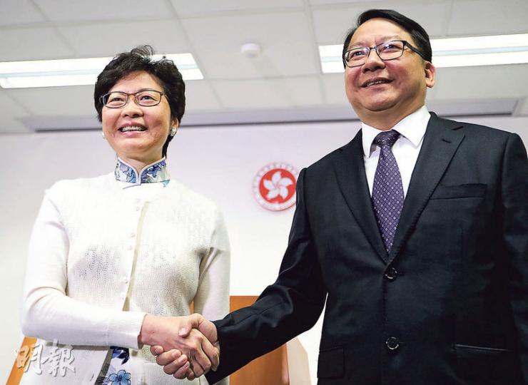 候任特首林鄭月娥(左)昨與候任特首辦主任陳國基(右)一同會見傳媒,林太形容他「有心、有力、有承擔」,表明屬意他過渡至新政府,又說問責團隊組班進展「非常良好」。(郭慶輝攝) 候任特首林鄭月娥(左)昨與候任特首辦主任陳國基(右)一同會見傳媒,林太形容他「有心、有力、有承擔」,表明屬意他過渡至新政府,又說問責團隊組班進展「非常良好」。(郭慶輝攝)