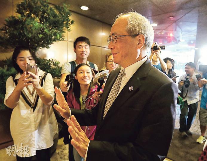 教育局長吳克儉昨中午恰巧現身泛民、建制舉行飯局的同一會所樓下,被記者追訪時未有回應是否出席跨黨派飯局。(郭慶輝攝) 教育局長吳克儉昨中午恰巧現身泛民、建制舉行飯局的同一會所樓下,被記者追訪時未有回應是否出席跨黨派飯局。(郭慶輝攝)