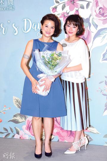黎燕珊爆女兒劉詠詩有男友,且早已見家長。(攝影:梁迺楠)兩母女齊齊喊,劉詠詩幫媽咪黎燕珊擦眼淚。(攝影:梁迺楠)龔慈恩說女兒林愷鈴屬易喊易笑。(攝影:梁迺楠)楊諾思透露暑假將舉家一行十多人往希臘旅行,共享天倫樂。(攝影:梁迺楠) 黎燕珊爆女兒劉詠詩有男友,且早已見家長。(攝影:梁迺楠)兩母女齊齊喊,劉詠詩幫媽咪黎燕珊擦眼淚。(攝影:梁迺楠)龔慈恩說女兒林愷鈴屬易喊易笑。(攝影:梁迺楠)楊諾思透露暑假將舉家一行十多人往希臘旅行,共享天倫樂。(攝影:梁迺楠)