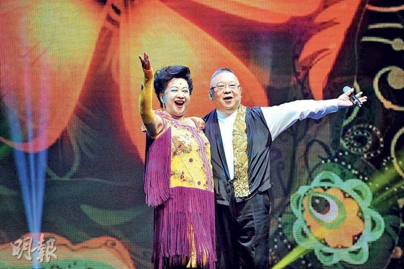 李居明前晚在會展開騷,與表演嘉賓家燕姐共舞,但不跳十字步,而是大跳cha cha。(攝影/記者:陳釗) 李居明前晚在會展開騷,與表演嘉賓家燕姐共舞,但不跳十字步,而是大跳cha cha。(攝影/記者:陳釗)