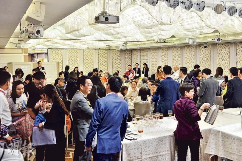 遠展沙頭角尚澄昨展開首輪110伙銷售,發展商租用粉嶺逸峯廣場的酒樓作售樓處,昨早已有不少買家到場登記,單日沽44伙、佔首批110伙約四成;其中最貴一伙近千萬元特色戶獲市場承接,實呎高逾1.6萬元(馮凱鍵攝)居於沙頭角的李氏原居民共斥資約600萬元連購2伙,認為雖然現時樓價高企,但沙頭角區內樓價仍然低水,因此家族的兩名80後(圖左及右)以首置客身分入市。(馮凱鍵攝) 遠展沙頭角尚澄昨展開首輪110伙銷售,發展商租用粉嶺逸峯廣場的酒樓作售樓處,昨早已有不少買家到場登記,單日沽44伙、佔首批110伙約四成;其中最貴一伙近千萬元特色戶獲市場承接,實呎高逾1.6萬元(馮凱鍵攝)居於沙頭角的李氏原居民共斥資約600萬元連購2伙,認為雖然現時樓價高企,但沙頭角區內樓價仍然低水,因此家族的兩名80後(圖左及右)以首置客身分入市。(馮凱鍵攝)