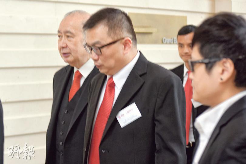 東亞主席兼行政總裁李國寶(左一)任期再延長3年至2021年,意味新任期屆滿時,他將達到82至83歲,保持「最老藍籌CEO」席位。(黃志東攝) 東亞主席兼行政總裁李國寶(左一)任期再延長3年至2021年,意味新任期屆滿時,他將達到82至83歲,保持「最老藍籌CEO」席位。(黃志東攝)