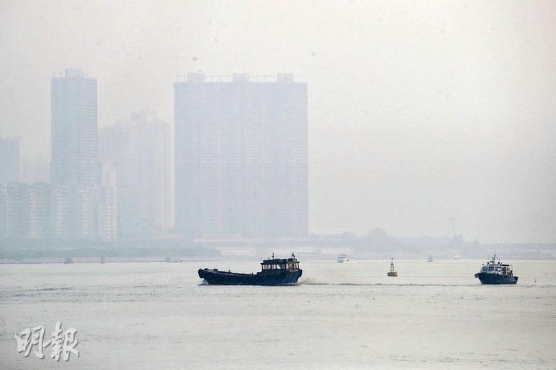 受珠江三角洲的空氣污染物影響,東涌昨日的空氣質素健康指數錄得嚴重水平,該區污染物濃度偏高,到處灰濛濛,能見度偏低。(曾憲宗攝) 受珠江三角洲的空氣污染物影響,東涌昨日的空氣質素健康指數錄得嚴重水平,該區污染物濃度偏高,到處灰濛濛,能見度偏低。(曾憲宗攝)
