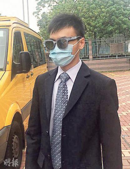 被告孔祥康戴上墨鏡及口罩後才離開法庭。庭上早前透露他為民政事務處行政主任及兼任輔警,警方於案發後在他家中搜出逾1200段偷拍裙底影片。(曾駿豪攝) 被告孔祥康戴上墨鏡及口罩後才離開法庭。庭上早前透露他為民政事務處行政主任及兼任輔警,警方於案發後在他家中搜出逾1200段偷拍裙底影片。(曾駿豪攝)