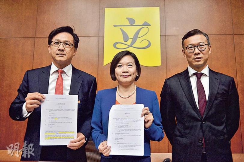 立法會議員梁美芬(中)聯同何君堯(左)及張國鈞(右)以私人條例草案形式推動辱警罪立法。梁承認通過的機會「很難很難」,今次只是拋磚引玉。(馮凱鍵攝) 立法會議員梁美芬(中)聯同何君堯(左)及張國鈞(右)以私人條例草案形式推動辱警罪立法。梁承認通過的機會「很難很難」,今次只是拋磚引玉。(馮凱鍵攝)