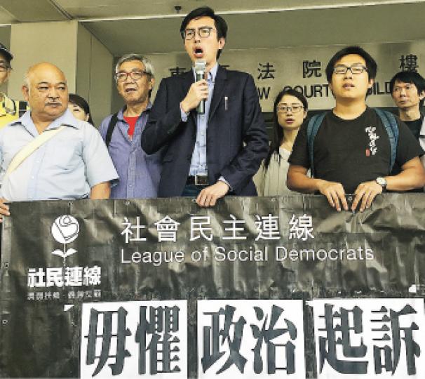 吳文遠(前排中)昨透露欲傳召特首梁振英為證人,要求梁別做「縮頭烏龜」。(凌沛恩攝) 吳文遠(前排中)昨透露欲傳召特首梁振英為證人,要求梁別做「縮頭烏龜」。(凌沛恩攝)